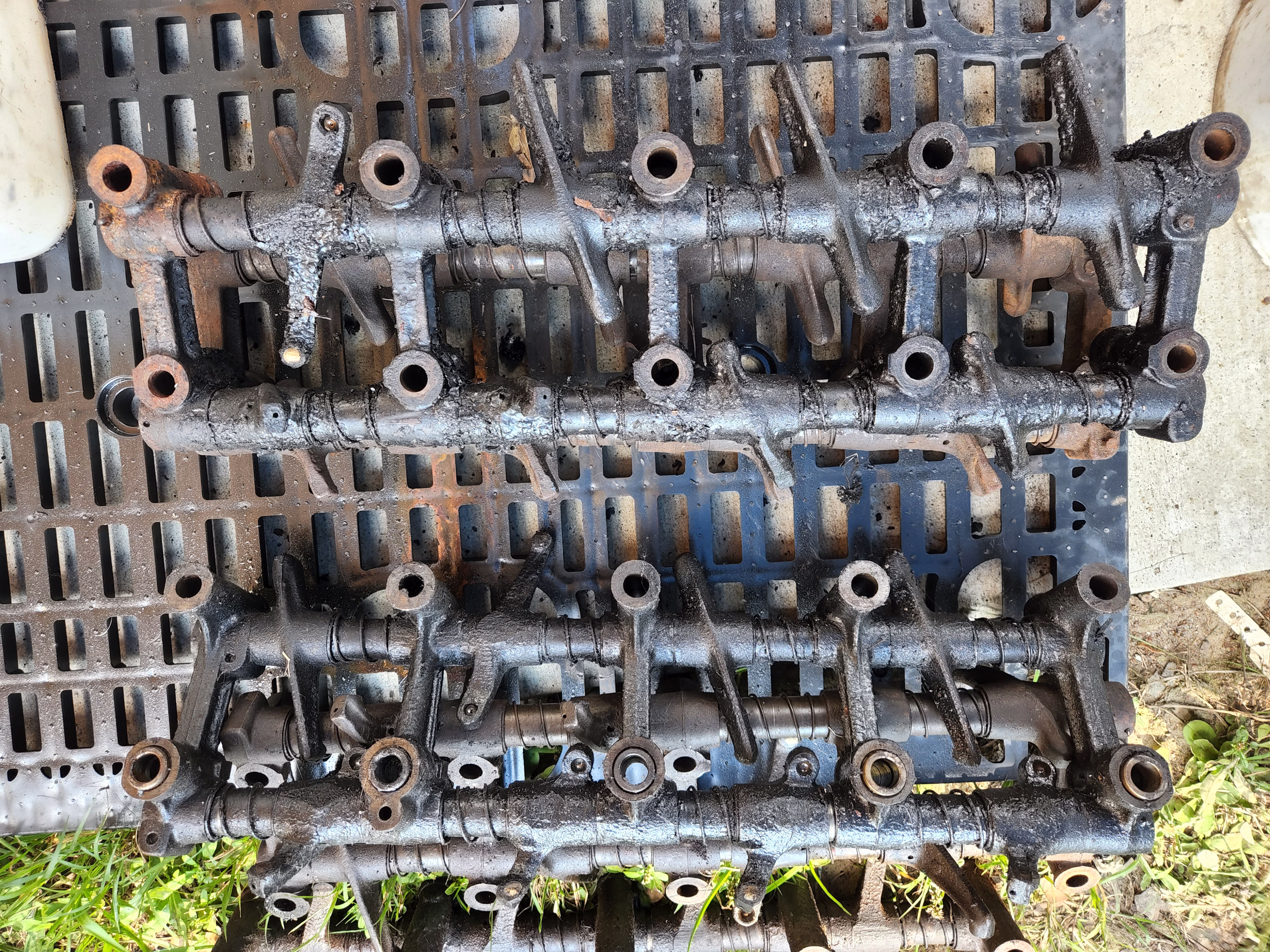 Vibratory cleaning of dirty hemi rocker arm assemblies.